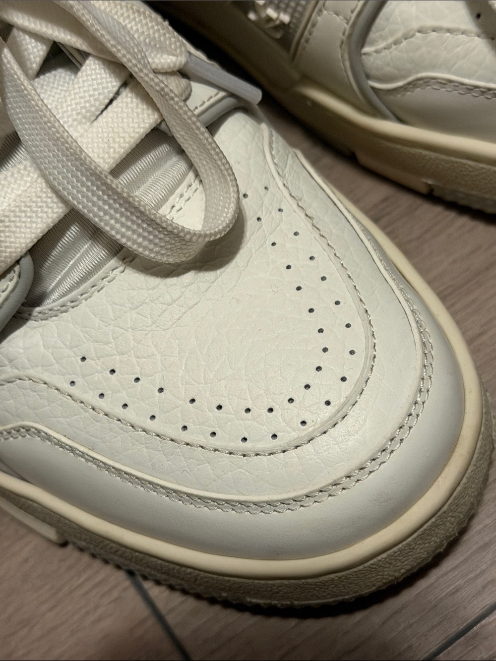 Louis Vuitton Cream White Low-Top Sneakers - Picture 11 of 11
